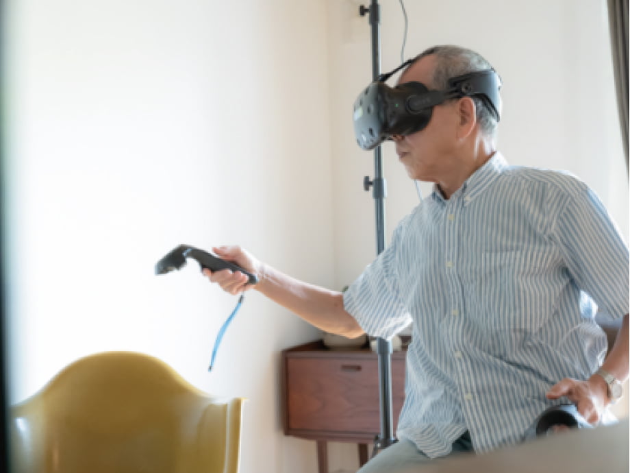 VRリハビリ（カグラ）でリハビリをする患者